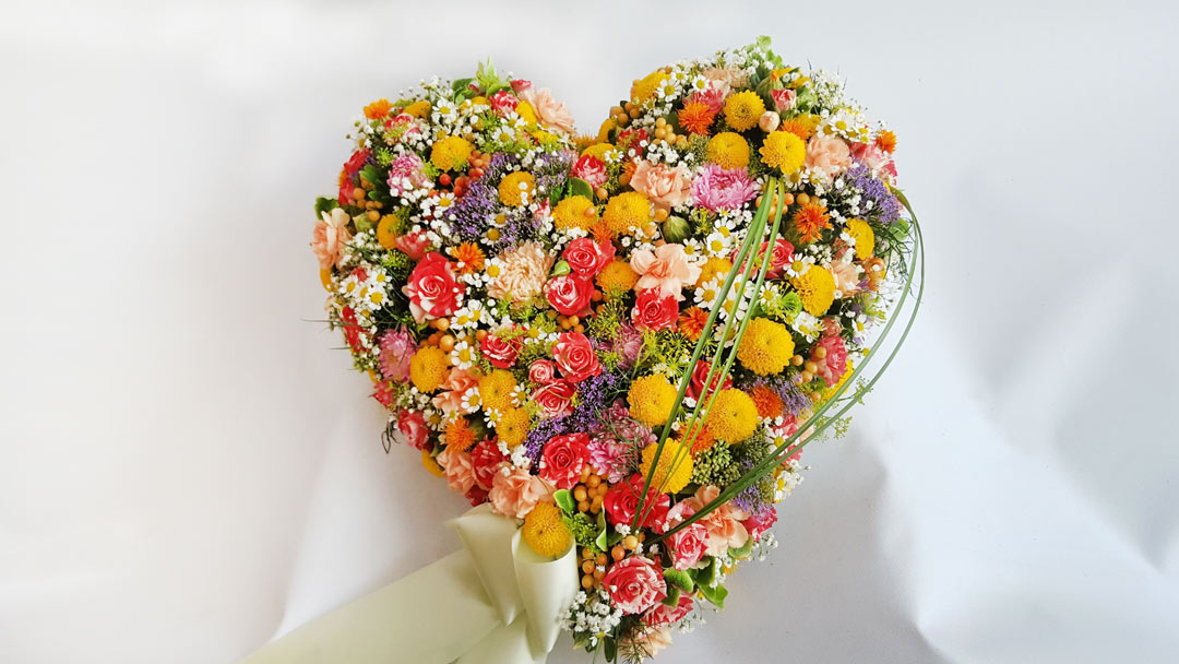 Bild eines liegenden, gefüllten Herz-Trauergestecks made by Blüten-"Küche" Olbernhau