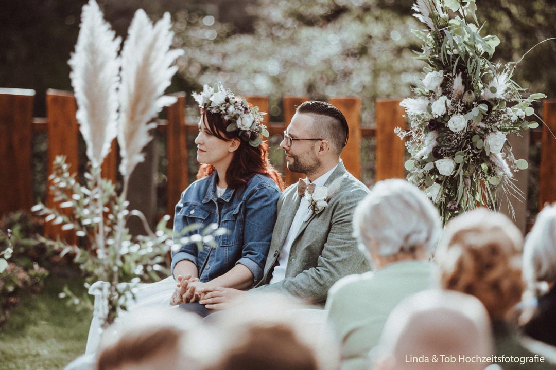 Blumen Hochzeit Erzgebirge - Blüten-"Küche" Olbernhau - Foto eines Brautpaares im Boho-Style