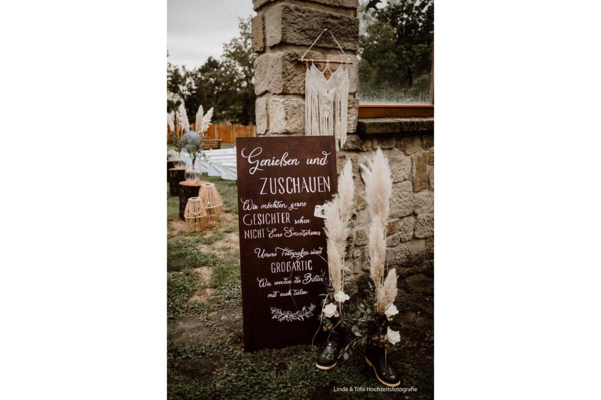 Blumen Hochzeit Erzgebirge - Blüten-"Küche" Olbernhau - Geschmückter Eingang für die Trauzeremonie im Boho-Style