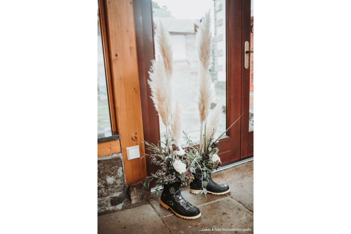 Blumen Hochzeit Erzgebirge - Blüten-"Küche" Olbernhau - Geschmückter Eingang zur Hochzeitslocation im Boho-Style