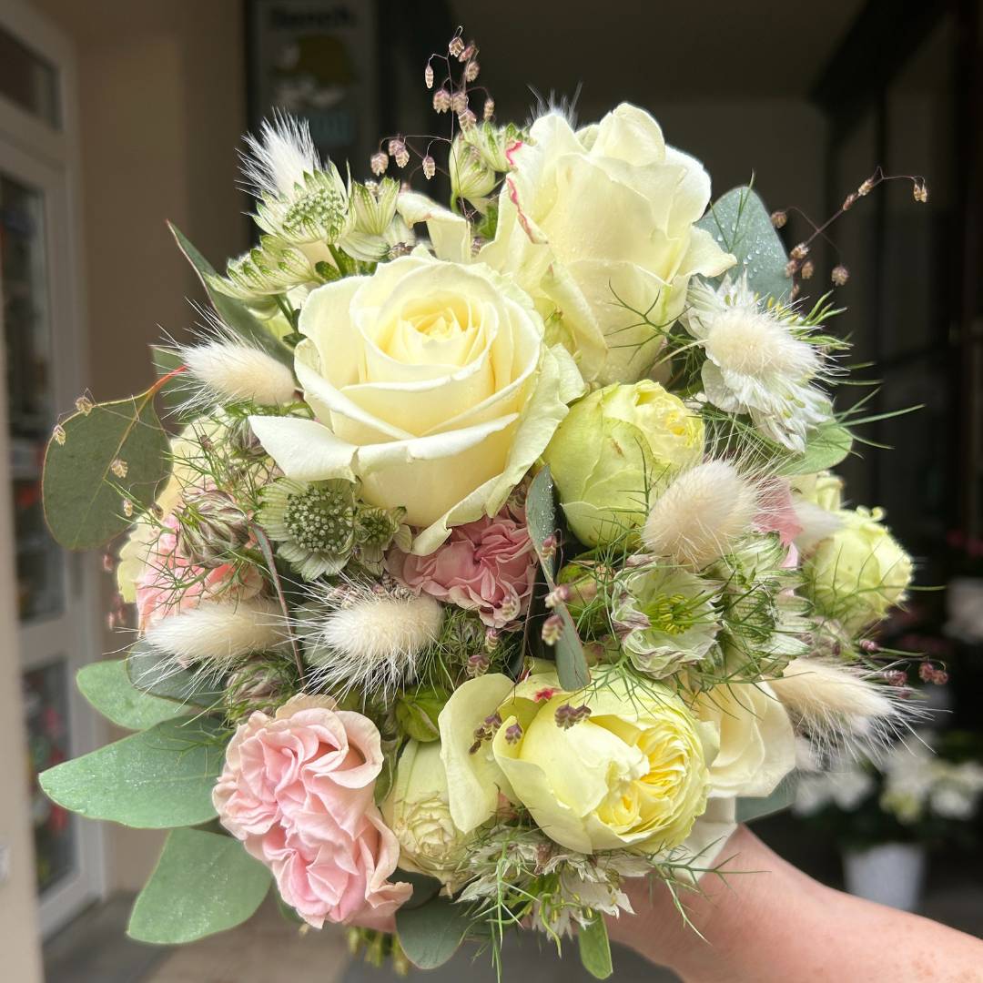 Blüten-"Küche" Olbernhau - Blumen zur Hochzeit - Bild eines weißen Brautstraußes von der Seite fotografiert