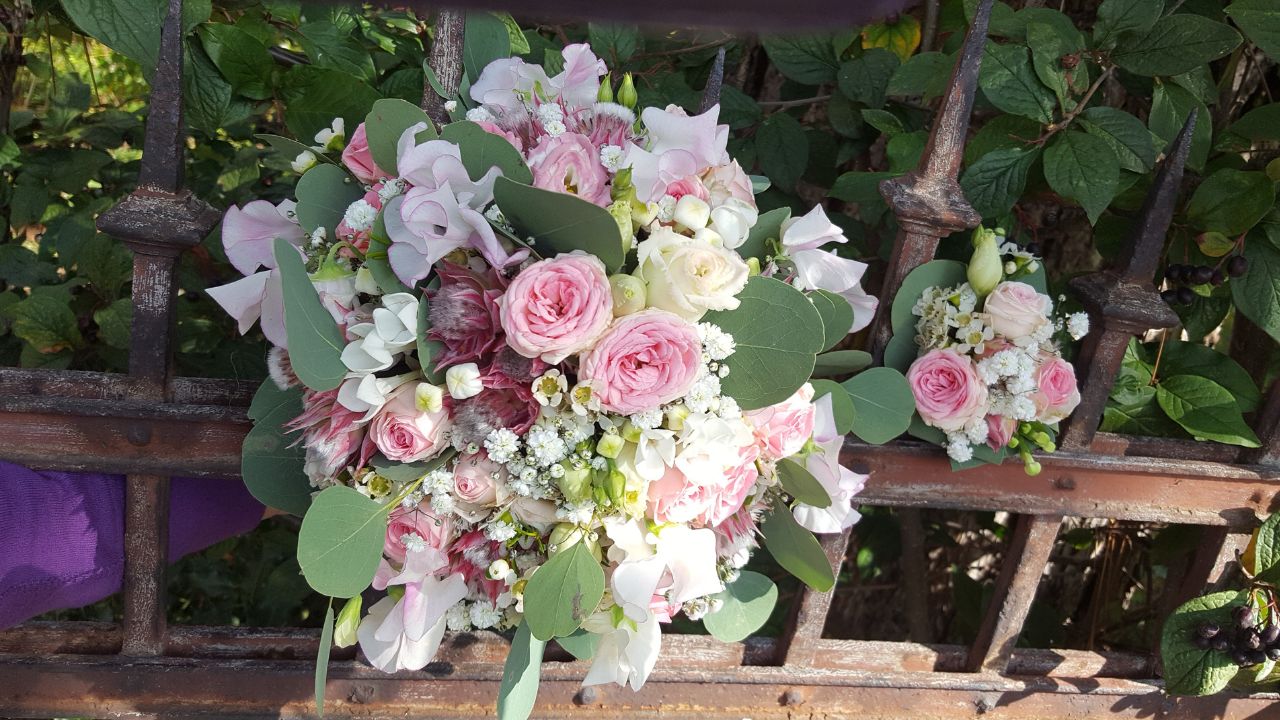 Blumen Hochzeit Erzgebirge - Blüten-"Küche" Olbernhau - Bild Brautstrauß modern - Lifestyle-Foto von Brautstrauß und Hochzeitsanstecker von oben