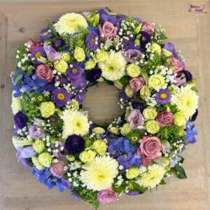 Beerdigung Blumenkranz - Blumenladen Olbernhau - Foto Draufsicht durchgesteckter Trauerkranz in Lila-Weiß