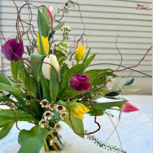 Blumen-Abo 3x - Blumenladen Olbernhau - Foto eines Blumen-Strausses mit bunten Tulpen vor winterlichem Hintergrund