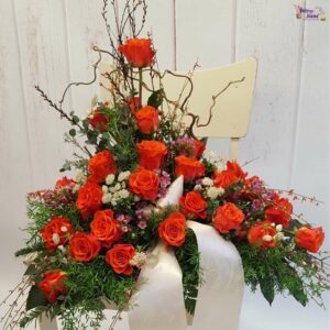 Trauer-Gesteck - Blumenladen Olbernhau Blütenküche - Produktfoto eines in die Höhe gearbeiteten Trauer-Gestecks in Orange mit Rosen