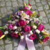 Trauergesteck - Olbernhau Blumenladen Blütenküche - Produktfoto eines flachgesteckten dreieckigen Grabgestecks in Pink