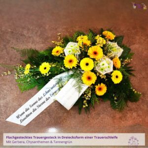 Trauergesteck - Blumenladen Olbernhau Blütenküche - Produktfoto eines dreieckigen Blumenschmucks zur Beerdigung in Weiß-Gelb mit drei kleinen Sternen und Trauerschleife