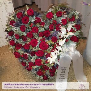 Trauergesteck Herz - Blumenladen Olbernhau Blütenküche - Foto eines stehenden, gefüllten Herz-Trauergestecks mit Rosen, Disteln und Orchideen