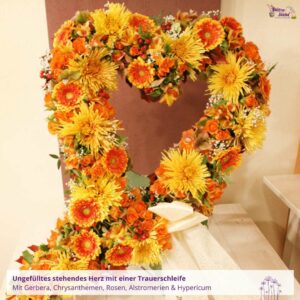 Trauergesteck Herz - Blumenladen Olbernhau Blütenküche - Foto eines ungefüllten Herz-Trauergestecks zum Stehen in Gelb-Orange