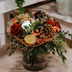 Weihnachtstrauß - Blumenladen Olbernhau - Foto Draufsicht eines klassischen Blumenstraußes für Weihnachten mit Zapfen, Goldhaar, Zweigen