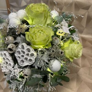 Weihnachtsstrauß - Blumenladen Olbernhau - Produktfoto Draufsicht Weihnachtstrauß in Weiß mit Beleuchtung