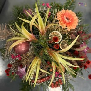 Weihnachtsstrauß - Blumenladen Olbernhau - Produktfoto Draufsicht weihnachtlicher Blumenstrauß in Orange mit Spider Amaryllis