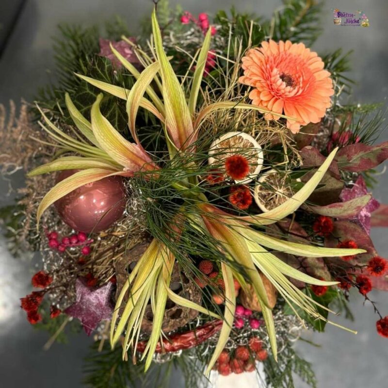 Weihnachtsstrauß - Blumenladen Olbernhau - Produktfoto Draufsicht weihnachtlicher Blumenstrauß in Orange mit Spider Amaryllis